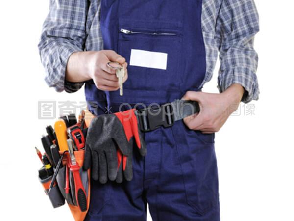 年轻的电工在衣服和工具隔离在白色背景。